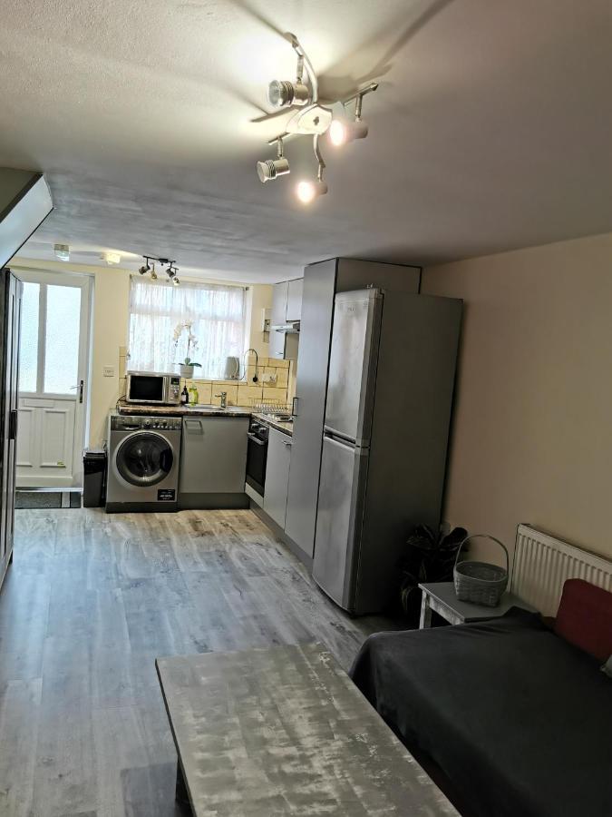 Palaz 1 - 2 Bedroom Garden Flat Edmonton Kültér fotó